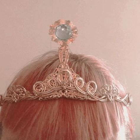 Flame Princess Aesthetic, Princess Cadence Aesthetic, Princess Bubblegum Crown Diy, Finn The Human Aesthetic, Princess Bubblegum Aesthetic, Princess Bubblegum Crown, Bubblegum Outfits Adventure Time, Witch Aesthetic Outfit, 2010 Aesthetic