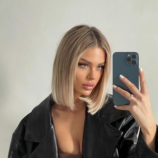 mirror selfie
instagram post
leather jacket Beige Blonde Bob Hair, Shorts Blonde Hair, Short Creamy Blonde Hair, Natural Blonde Bob, Long Bob Blond, Milky Blonde Hair, Bob Blonde Hair, Straight Blonde Bob, Blond Short Hair