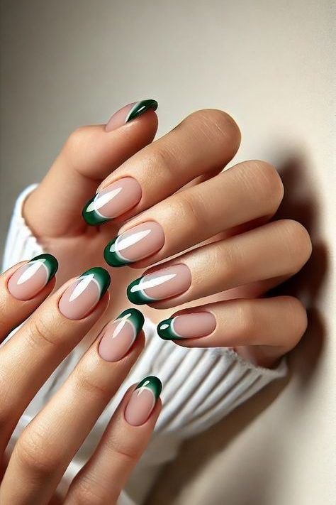 Emerald Green Classy nails Emerald French Tip, Green Classy Nails, Green Tip Nails French, Red And Green French Tip Nails, Green French Tip Design, Emerald Green French Tip Nails, French Tip Nails Green, French Tip Green, Glossy Manicure