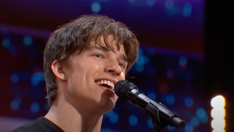 A young singer named Alex Sampson surprised the AGT judges with his uniquely "retro" singing and songwriting talents. Agt Singing Videos, Agt Judges, Alex Sampson, Martin Scorsese Movies, Singing Techniques, Britain’s Got Talent, Inspirational Songs, Baby Songs, Music Sing