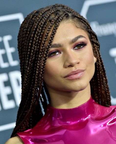 Hairstyles Zendaya, Best Braided Hairstyles, Estilo Zendaya, Regional Manager, Cute Box Braids, Famous Actresses, Zendaya Outfits, Jumbo Box Braids, Zendaya Style