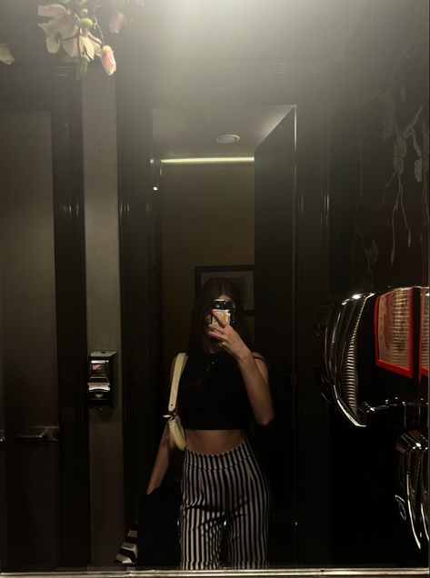 Elegant Mirror Selfie, Restaurant Mirror, Mirror Restaurant, Dark Restaurant, Pic Mirror, Elegant Mirror, Elegant Mirrors, Mirror Pics, Mirror Pic