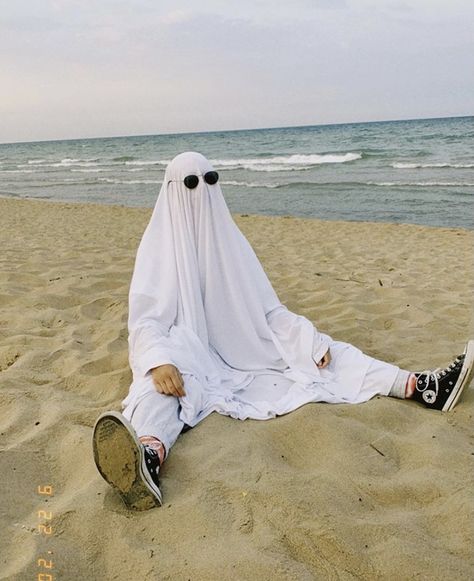 Hannah Meloche, Ghost Photoshoot, Fall Friends, Photoshoot Beach, Sheet Ghost, Ghost Photography, Anatomy Sketches, Ghost Pictures, Ghost Photos