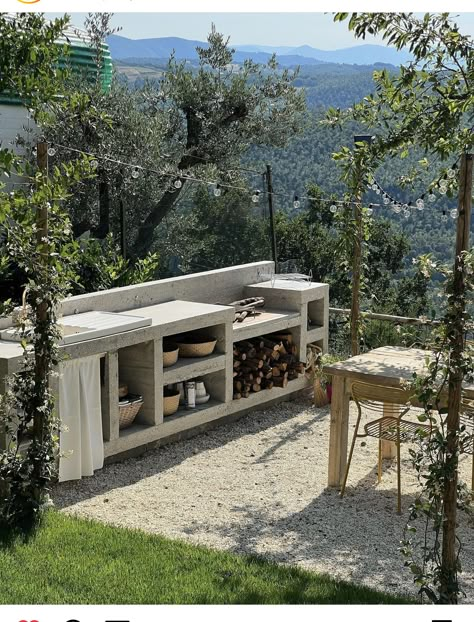 Outdoor Kitchen On Gravel, Outdoor Cement Kitchen, Plaster Outdoor Kitchen, Outdoor Kitchen Italy, Outdoor Concrete Kitchen, Stone Outdoor Kitchen, Spanish Outdoor Kitchen, Rustic Outdoor Kitchen, Small Outdoor Kitchens