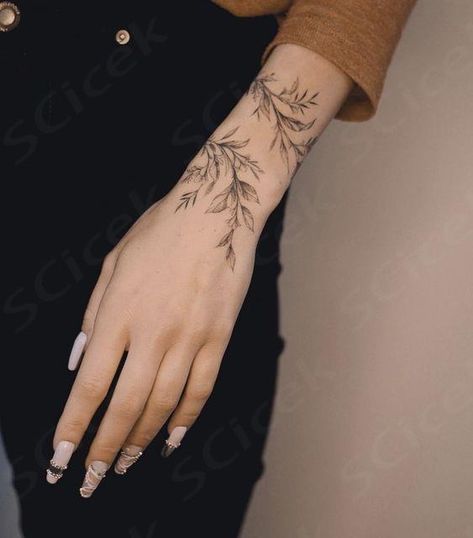 Vine Tattoo Wrist Wrap Around, Delicate Floral Hand Tattoo, Wrist And Finger Tattoos, Hand Cuff Tattoo, Simple Hand Tattoo, Wraparound Tattoo, Arms Tattoos, Blatt Tattoos, Wrap Around Wrist Tattoos