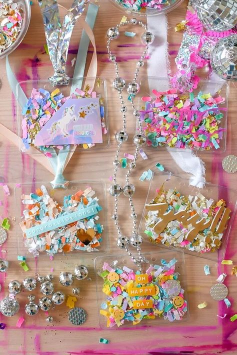 colorful diy confetti gift tags with an assortment of confetti and embellishments Fun Small Christmas Gifts, Confetti Bookmarks Diy, Trendy Diy Crafts, Diy Birthday Tags, Kids Birthday Activities, Confetti Packaging, Confetti Crafts, Diy Personalized Gifts, To From Gift Tags