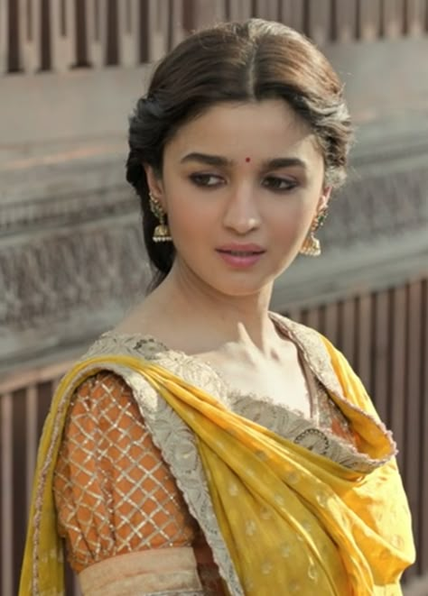 Roop Kalank Outfits, Kalank Alia Bhatt Dress, Indian Makeup Looks, Bollywood Makeup, Corset Fashion Outfits, Simple Saree Designs, Bollywood Outfits, Indian Actors, Desi Fashion Casual