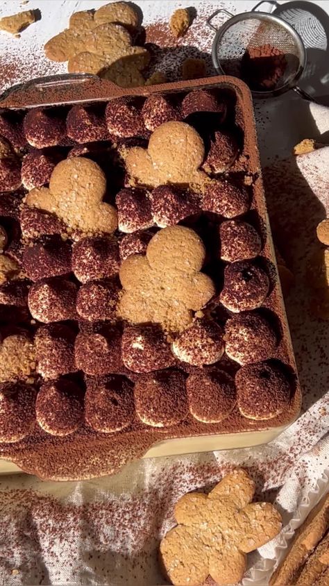 gingerbread cookies 🤝 tiramisu Gingerbread Tiramisu, Recipes Dinner Party, Gingerbread Dessert, Gingerbread Coffee, Butternut Bakery, Mascarpone Filling, Baking Soda Shampoo Recipe, Best Gingerbread Cookies, Pizza Dessert