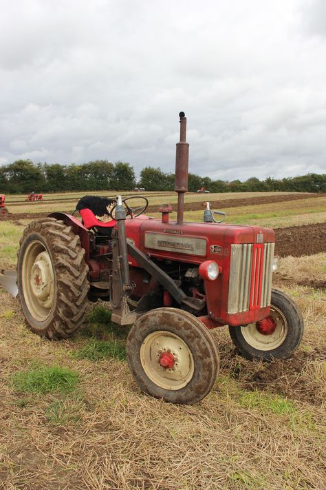 Painting Rusty Metal, British Farm, Antique Farm Equipment, Once Upon A Farm, Tractor Plow, Tractor Photos, International Harvester Tractors, Tractor Pictures, Farm Implements