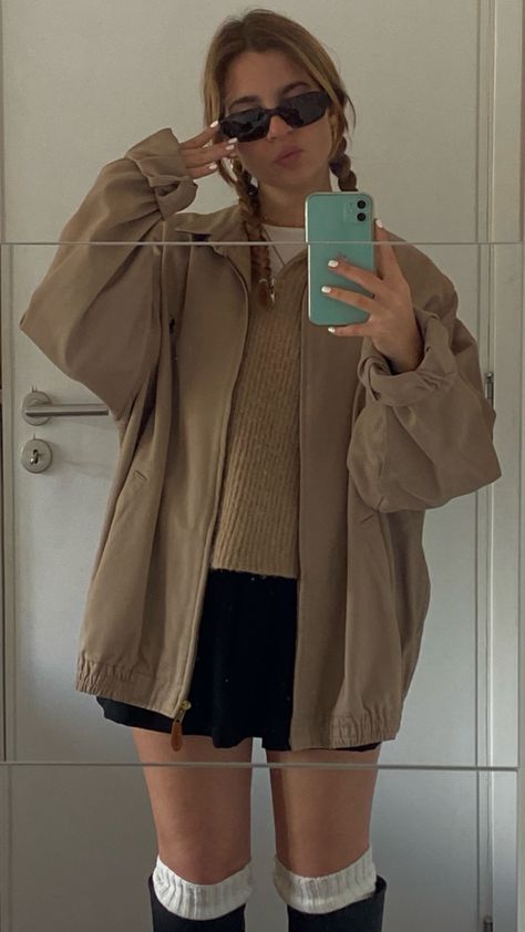 Oversized Cream Jacket Outfit, Beige Jacket Outfit Aesthetic, Tan Fall Jacket, Cream Jacket Outfit, Beige Jacket Outfit, Short Jacket Outfit, Oversized Jacket Outfit, Brown Jacket Outfit, Fall Jackets Outfit