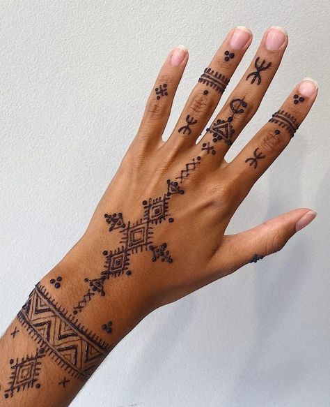 Aesthetic Mehndi Designs Simple, Mehndi Designs Simple Back, Mehndi Designs Aesthetic, Mehndi Designs Simple Back Hand, Simple Back Hand Mehndi Designs, Simple Back Hand Mehndi, Aesthetic Mehndi Designs, Heart Mehndi, Aesthetic Mehndi