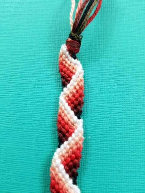 Zig Zag Friendship Bracelet Pattern with a 3D effect! – Moms and Crafters Zig Zag Friendship Bracelet Pattern, Braclet Templates, Zig Zag Friendship Bracelet, Bracelet Template, Basic Knots, Chevron Friendship Bracelets, String Bracelet Patterns, Friendship Bracelet Patterns Easy, Yarn Bracelets