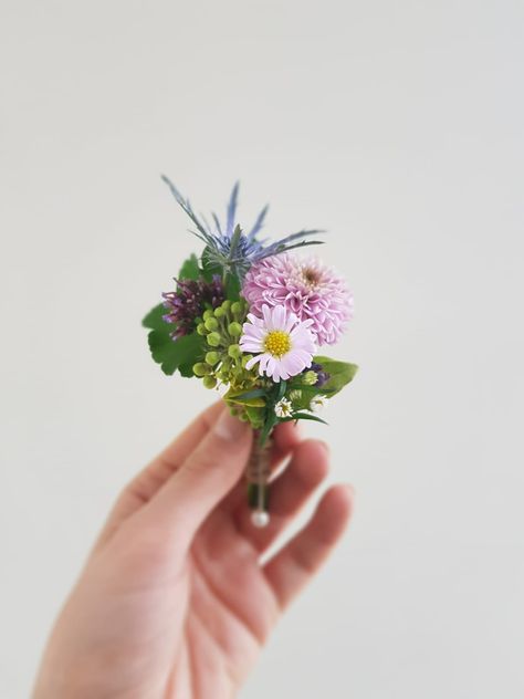 Rustic and romantic buttonhole for Groom and Groomsmen. Bright and colourful suitable for any style of wedding. Unusual flower choices make to be a special addition to the day. #philipadayflorist #wildweddingflowers #buttonhole #unusualweddingflowers #rustic Simple Groom Boutonniere, Summer Wedding Buttonholes, Buttonholes Wedding Rustic, Wild Flower Button Holes Wedding, Bright Buttonholes, Dahlia Buttonhole, Wedding Coursage, White And Green Buttonholes, Heather Buttonholes