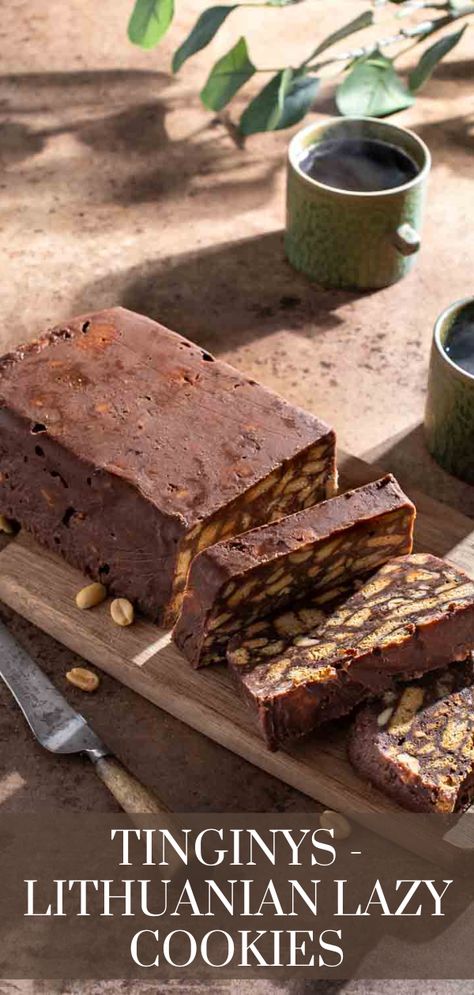 Tinginys loaf on a chopping board with a few slices sliced from it. Lithuanian Desserts, Lazy Cookies, Lithuanian Food, Top Desserts, Picnic Snacks, Peanut Recipes, Warm Chocolate, Bake Cookies, European Food