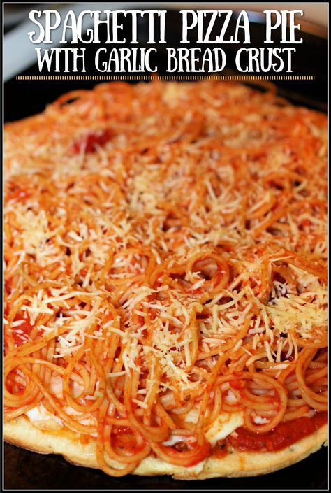 It's a Spaghetti Pizza Pie with Garlic Bread Crust Spaghetti Pizza Recipe, Spaghetti Sandwich Garlic Bread, Spagetti Pizza, Pasta On Pizza, Mac And Cheese Pizza, Field Meals, Pasta Garlic, Bread Crust, Spaghetti Pizza