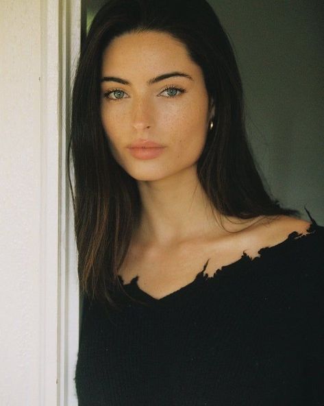 Smink Inspiration, Aesthetic People, Vintage Beauty, Beauty Face, Dark Hair, Pretty Face, Makeup Inspiration, Blue Eyes, Natural Makeup