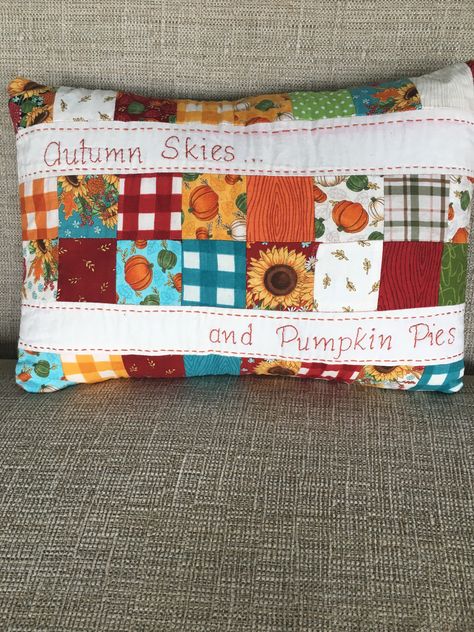 Bench Pillows Ideas, Quilted Pillow Covers Free Pattern, Charm Pack Pillow, Quilted Fall Pillows, Autumn Applique, Fall Sewing Crafts, Fall Pillow Wraps, Quilted Pumpkins Pillows, Autumn Pillows