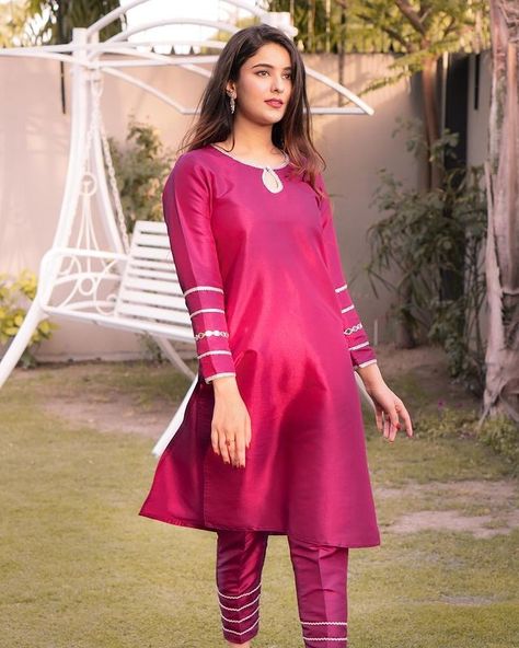 Plain Satin Kurti Designs Latest, Plain Silk Kurti Designs Latest, Satin Kurti Designs Latest, Silk Kurti Design, Satin Suit Design, Satin Kurti Designs, Pakistani Kurti Designs, Summer Style Aesthetic, Fashion Designer Aesthetic