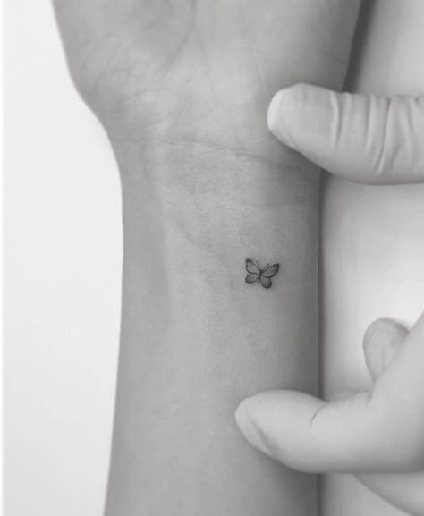 Tiny Butterfly Tattoo, Butterfly Wrist Tattoo, Tato Minimal, Petite Tattoos, Small Butterfly, Wrist Tattoos For Women, Small Hand Tattoos, Classy Tattoos, Discreet Tattoos