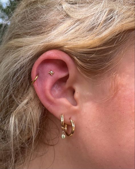 My ear ate this uppp ngl #aesthetic #piercing Simple Gold Piercings, Flat And Cartilage Piercing, Earscapes Simple, Eat Piercings Silver, Ear Flat Piercing Ideas, Ear Piercings Mixed Metal, Ear Peicerings, Simplistic Ear Piercings, Ear Piercing Inspo Silver