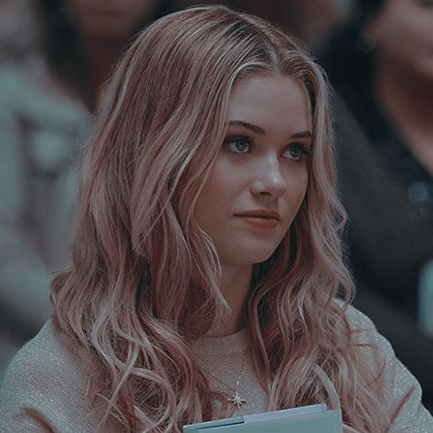 Blond Hair Actress, Virginia Gardner Icons, Blonde Female Face Claim, Virginia Gardner Gif, Helen Blackthorn, Fantasy Academia, Jenna Core, Forbes Aesthetic, Karolina Dean