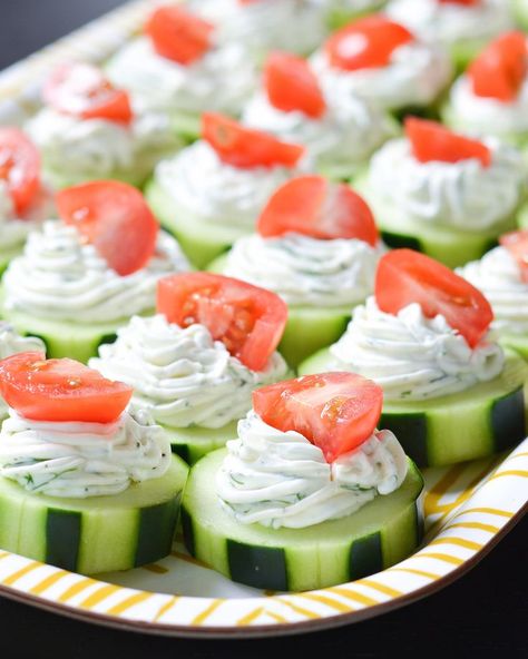 These fresh Dilly Cucumber Bites make a great healthy appetizer. Cucumber slices are topped with a fresh dill cream cheese and yogurt mixture, and finished with a juicy cherry tomato. Cucumber Bites, Decorações Com Comidas, Light Appetizers, Food Snack, Buffalo Chicken Dip, Idee Pasto Sano, Healthy Appetizers, Milkshakes, Yummy Appetizers