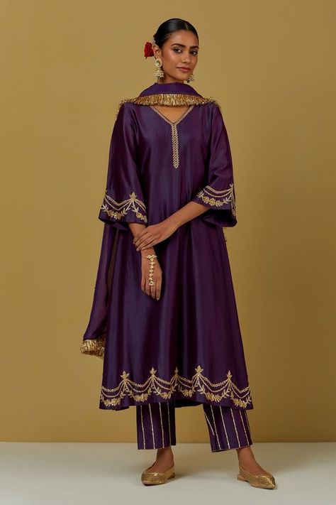 Purple kurta with floral embroidery and V neck. Paired with sequin work pant and tissue organza fringe dupatta. Components:3 Pattern:Embroidered Type of Work:Floral Neckline:V Neck Sleeve Type:Flared Fabric:Chanderi Silk, Tissue Organza Color:Purple Other Details: Floral and sequin work Occasion:Puja - Aza Fashions V Neck Kurta, डिजाइनर कपड़े, Simple Kurti Designs, Indian Dresses Traditional, Dupatta Set, Embroidery Suits Design, Boutique Dress Designs, Party Wear Indian Dresses, Silk Suit