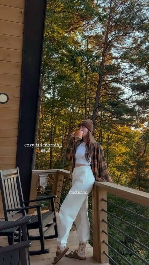 Cottage Fall Outfit, Mountain Autumn Outfit, Cabin In The Woods Outfit, Fall Cabin Outfit Ideas, Cozy At Home Outfits Winter, Mountain Town Outfit Fall, Cabin Trip Outfit Fall, Fall Camp Outfits, Fall Cottage Outfit