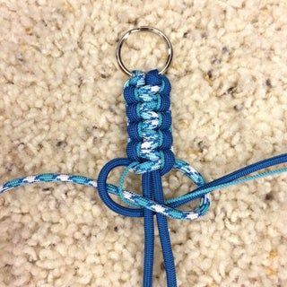 Picture of Paracord Key Instructions - Step 4 Paracord Keychain Diy, Parachute Cord Crafts, Diy Macrame Wall Hanging, Paracord Projects Diy, Paracord Bracelet Tutorial, Paracord Braids, Cords Crafts, Paracord Bracelet Diy, Paracord Dog Collars