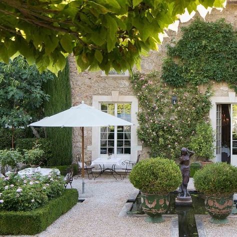 Borgo Santo Pietro, French Courtyard, Hotels In Tuscany, Courtyard Design, Italian Garden, Have Inspiration, Formal Gardens, French Garden, Red Wing