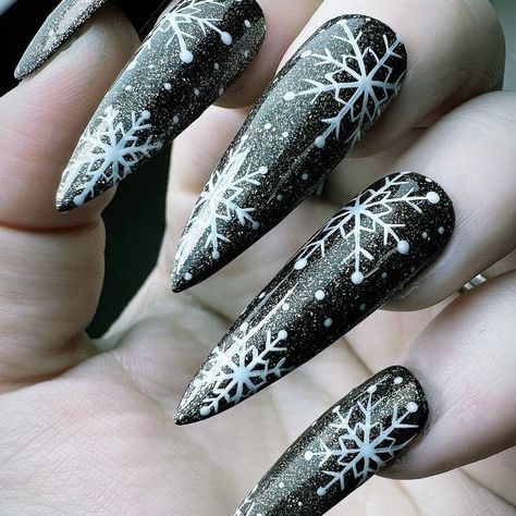 Christmas Goth Nails, Snowflake Acrylic Nails, Christmas Nails Dark, Edgy Christmas Nails, Goth Christmas Nails, Gothic Christmas Nails, Black Christmas Nail Designs, Christmas Nails Black, Black Christmas Nails