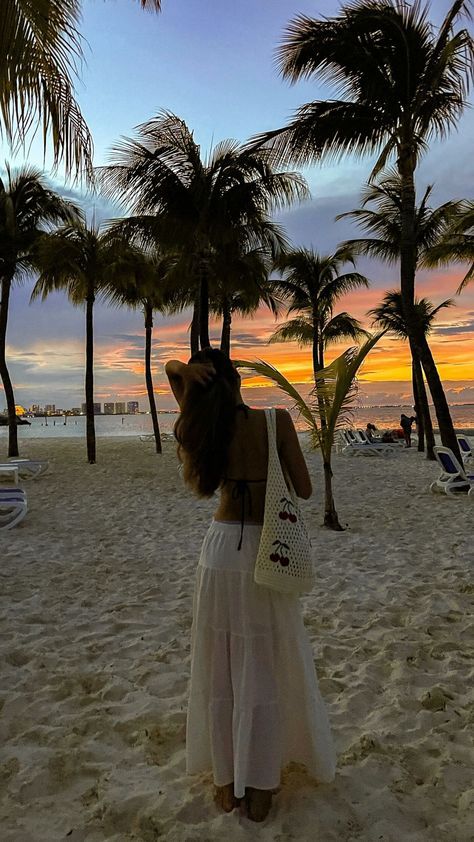 Beach Pictures For Vision Board, Cute Poses For Pictures On The Beach, Insta Beach Photo Ideas, Pool Post Ideas, Cute Vacation Poses, Resort Inspo Pics, Photo Poses Vacation, Holiday Picture Poses, Florida Vacation Pictures