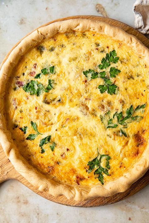 Cheese Quiche Recipe, Onion Quiche, Bagel Breakfast Sandwich, Savory Tarts, Caramelised Onion, Bacon Quiche, Baked Dinner, Egg Dishes, Quiche Recipe