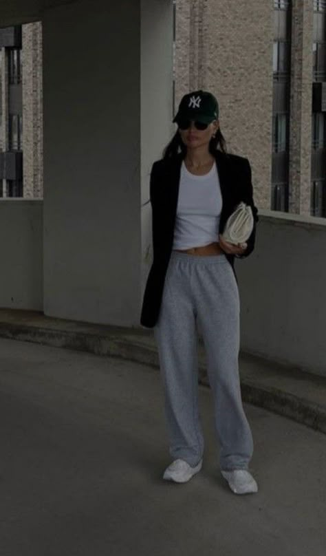 Aesthetic Joggers Outfit, Blazer Joggers Outfit, Athlesuire Aesthetic, Joggers Outfit Aesthetic, Blazer And Joggers Outfit, Athlesuire Outfit, Mode Dope, Chique Outfits, Joggers Outfit