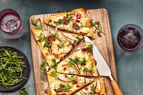 Pear, Bacon, And Gorgonzola Flatbread Recipe Pear Gorgonzola Flatbread, Pear And Gorgonzola Pizza, Pear Gorgonzola Pizza, Gorgonzola Pizza, Savory Bacon, Honey Drizzle, Quick Appetizer, Crispy Prosciutto, Awesome Appetizers