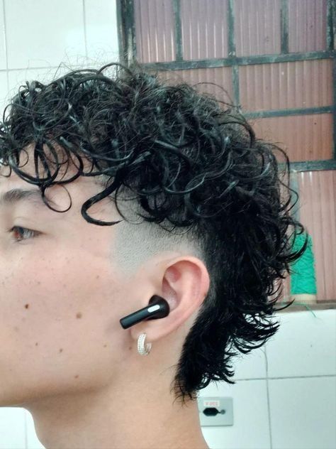 mullet cacheado Haircuts For Men Mullet, Boys Mullet, Short Hair Mullet, Men Mullet, Long Hair Mullet, Curly Hair Mullet, Mullet Haircuts, Haircuts For Short Hair, Haircuts For Boys