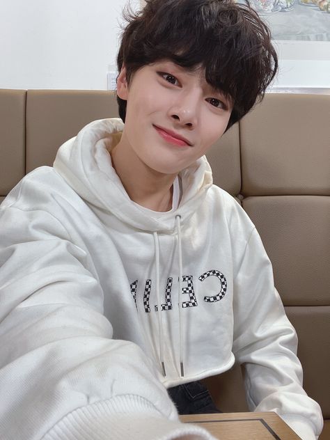 stay💋 on Twitter: "IN 💭 - 🌱 [251021] 12:04-12:05 AM KST Ah I’m late Lee Know hyung happy birth My present is *2 pictures Me❤️… " Straykids In, Kids Bubbles, Cool Stuff, My Only Love, Lee Know, Pop Group, Boy Bands, Boy Groups, Stray Kids