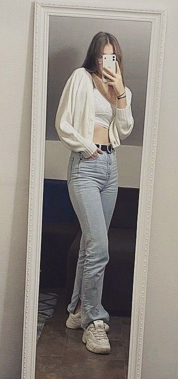 Crop Cardigan Outfit, White Cardigan Outfit, Cardigan With Jeans, White Cropped Cardigan, Flare Jeans Outfit, Cardigan Outfit, Outfits 2023, Cardigan Outfits, White Cardigan