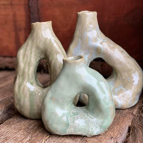 Handbuilt Pottery Sculpture, Handbuilt Ceramic Vases, Handbuilt Clay Projects, Sculptural Ceramic Vessels, Organic Ceramic Vase, Handbuilt Mugs, Ceramic Vessels Ideas, Handbuilt Vase, Vessels Ceramic