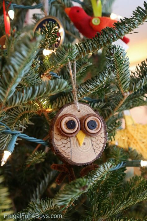 Adorable Owl Ornaments to make with the children to adorn your Christmas tree this holiday! Wood Slice Christmas Ornaments, Wood Slice Christmas, Wood Christmas Decorations, Christmas Manger, Wooden Christmas Decorations, Owl Ornament, Owl Crafts, Small Christmas Trees, Woodland Christmas