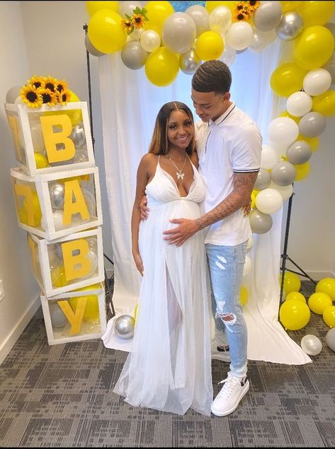 Gender Reveal Outfits, Yellow Outfits, Maternity Photoshoot Outfits, Couple Pregnancy Photoshoot, Pregnancy Goals, Maternity Photoshoot Poses, Pretty Pregnant, Maternity Ideas, Mommy Goals