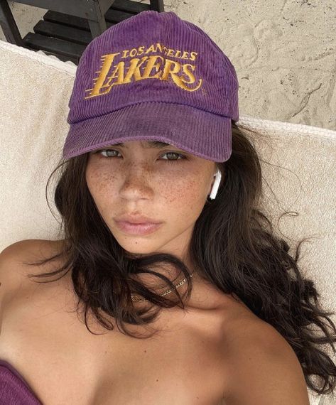 Cap Girl, Cute Hats, Purple Aesthetic, Insta Photo Ideas, Sport Girl, Women's Summer Fashion, Pretty Face, Pretty Woman, Natural Makeup