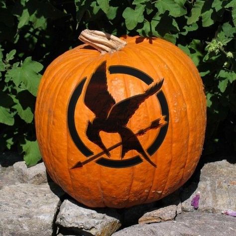 13 Ideas to Take Your Pumpkins from Drab to Fab...There are just some movie symbols that are common knowledge, like Superman or Captain America or Hunger Games. Make fellow fans smile with your favorite symbol glowing brightly on a pumpkin. Cool Pumpkin Designs, Awesome Pumpkin Carvings, Pumkin Decoration, Fandom Style, Disney Pumpkin Carving, Dekorasi Halloween, Pumkin Carving, Creative Pumpkin Carving, Pumpkin Carving Designs