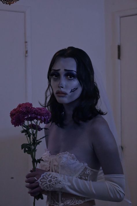 Emily Corpse Bride Halloween Costume, Corpse Makeup Halloween, Tim Burton Halloween Costumes Women, Halloween Costumes Corpse Bride, Halloween Costumes Tim Burton, Tim Burton Costume Ideas, Halloween Costumes Bride, Emily Corpse Bride Makeup, Emily Corpse Bride Costume