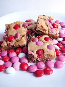 Baked Perfection: Brown Sugar Blondies for Valentine's Day.     I love blonde brownies!   The red and pink M & M's make them so festive for Valentine's! Blonde Brownies, Diy Dessert, Valentines Snacks, Famous Desserts, Blondies Recipe, Valentine Desserts, Easy To Make Desserts, Valentines Day Desserts, Valentines Day Food