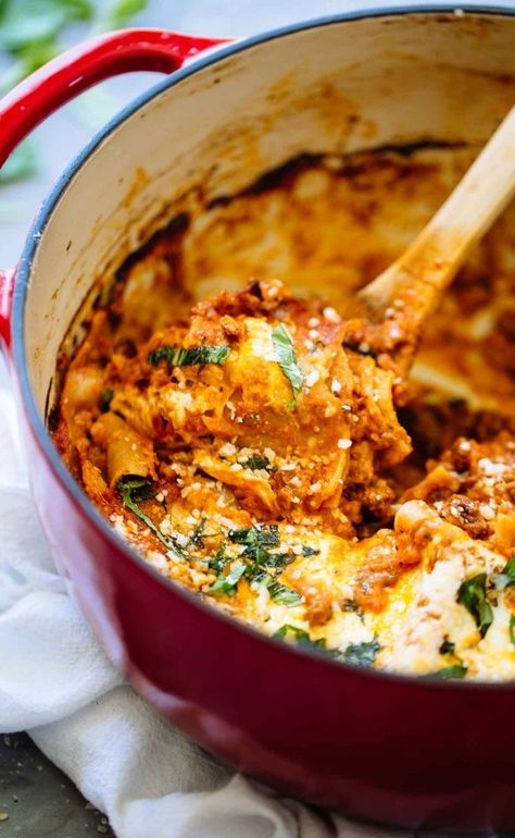 One-Pot Lasagna One Pot Lasagna, Pasta Italia, Pinch Of Yum, Pot Lasagna, One Pot Dinner, Dutch Oven Recipes, Slim Fast, Pan Meals, One Pan Meals