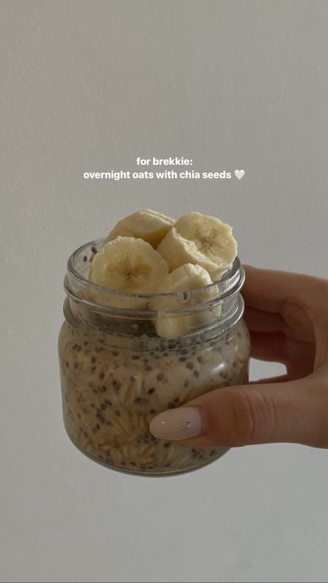 That girl overnight oats Breakkie Aesthetic, Overnight Oats Aesthetic, Chocolate Overnight Oats Recipe, Chocolate Overnight Oats, Meal Prep Clean Eating, Oats Recipe, Healthy Food Motivation, Healthy Lifestyle Food, Overnight Oats Recipe