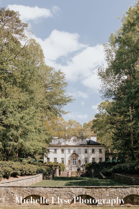 Altanta History Center wedding at the Swan House. Historic Estate wedding venue in Atlanta, Georgia. Old Hollywood glamour, old money, great gatsby style. Atlanta Wedding Photographer. Atlanta wedding venue in Buckwood. Historic Estate Wedding, Historic House Wedding, Outdoor Wedding Locations, Estate Wedding Venues, The Swan House, Wedding Locations Outdoor, Great Gatsby Style, Atlanta Wedding Venues, Swan House