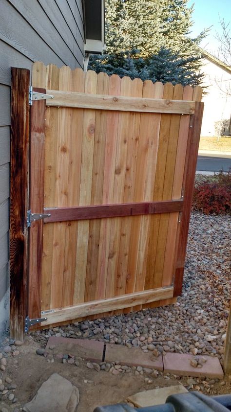 Diy Wooden Fence Gate, Fence Gate Plans, Gate Diy Outdoor, Wood Gate Diy, Building A Wooden Gate, Building A Gate, Diy Gate, Wooden Fence Gate, Wood Fence Gates