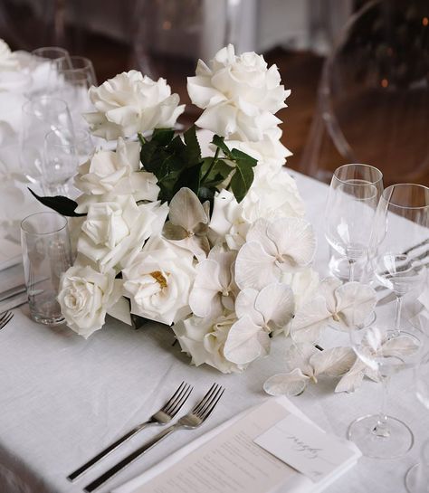 Belinda Brett on Instagram: “Flower Friday ☁️☁️” White Rose Tablescape, Modern White Floral Wedding, White Rose Centrepiece Wedding, Classic White Wedding Florals, Rose Table Centerpiece, Bridal Table Flowers Arrangements, Orchid Centerpieces Wedding, White Rose Centerpieces, Rose Centerpieces Wedding